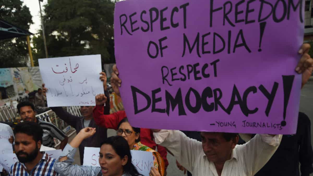 Pakistan’s Federal Investigator summons journalists for sharing opinion on Chief Justice Pakistan’s Federal Investigator summons journalists for sharing opinion on Chief Justice