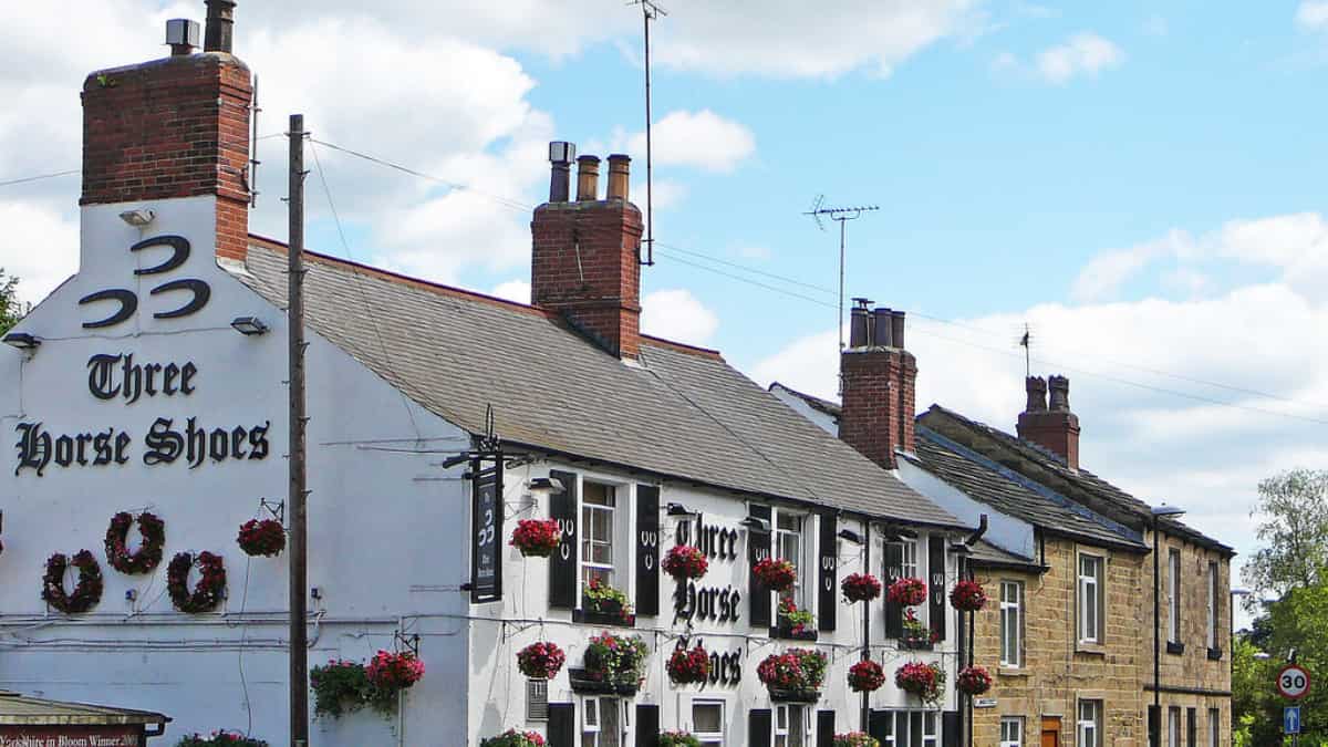 UK: Newborn baby girl found dead in pub toilet in Leeds; police launch search for mother