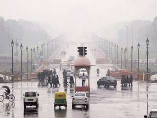 Delhi weather: Light rain expected over next few days amid dense fog, drop in temperature