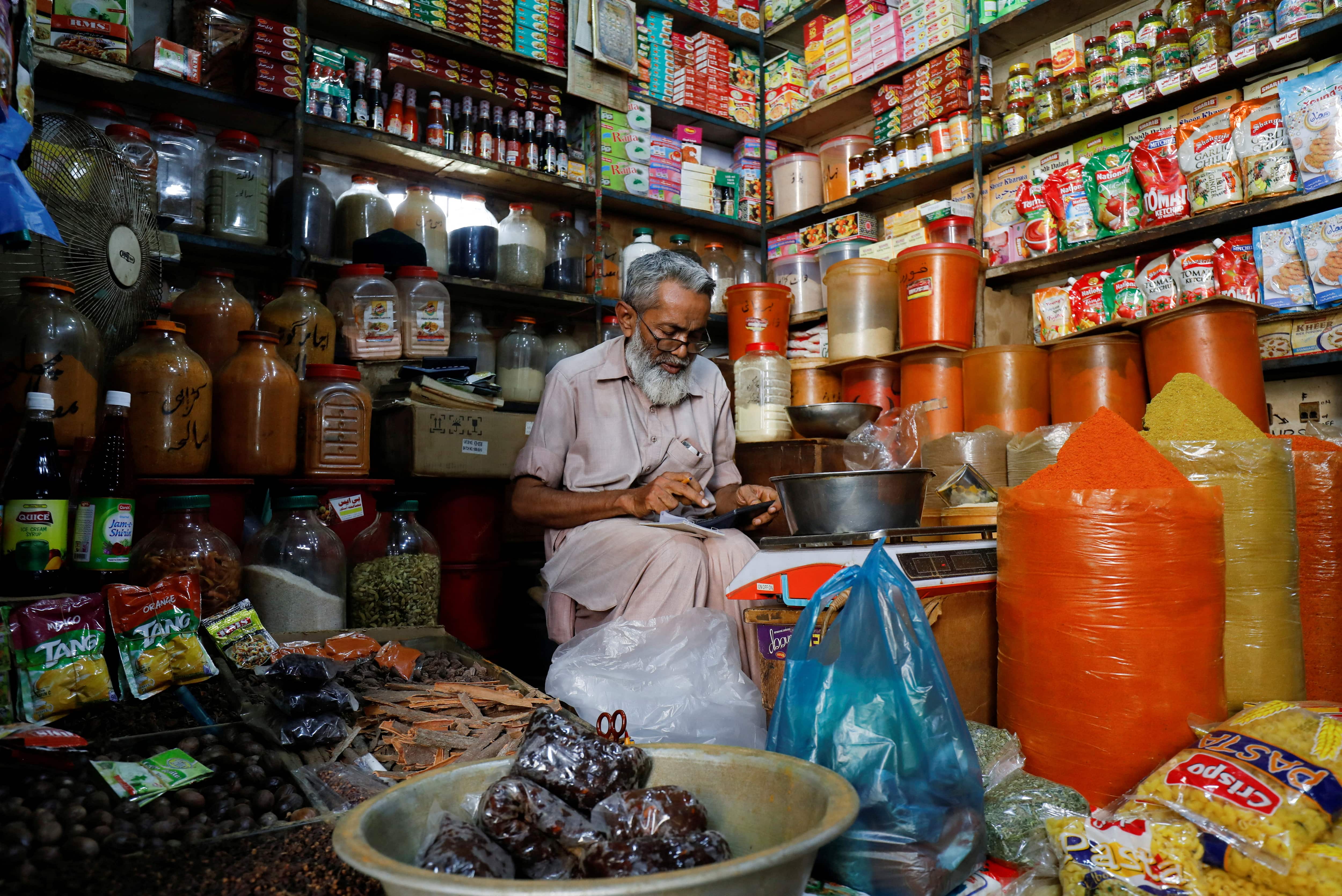 IMF downgrades Pakistan's growth forecast for 2024: Report IMF downgrades Pakistan's growth forecast for 2024: Report