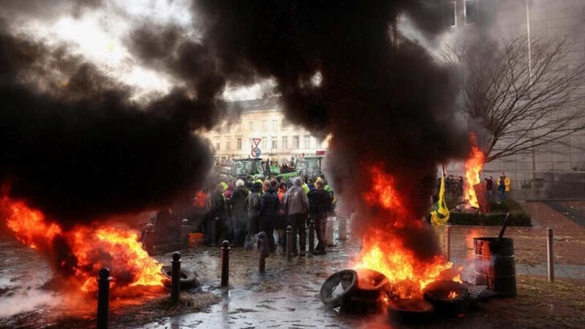 Angry farmers outside European Parliament