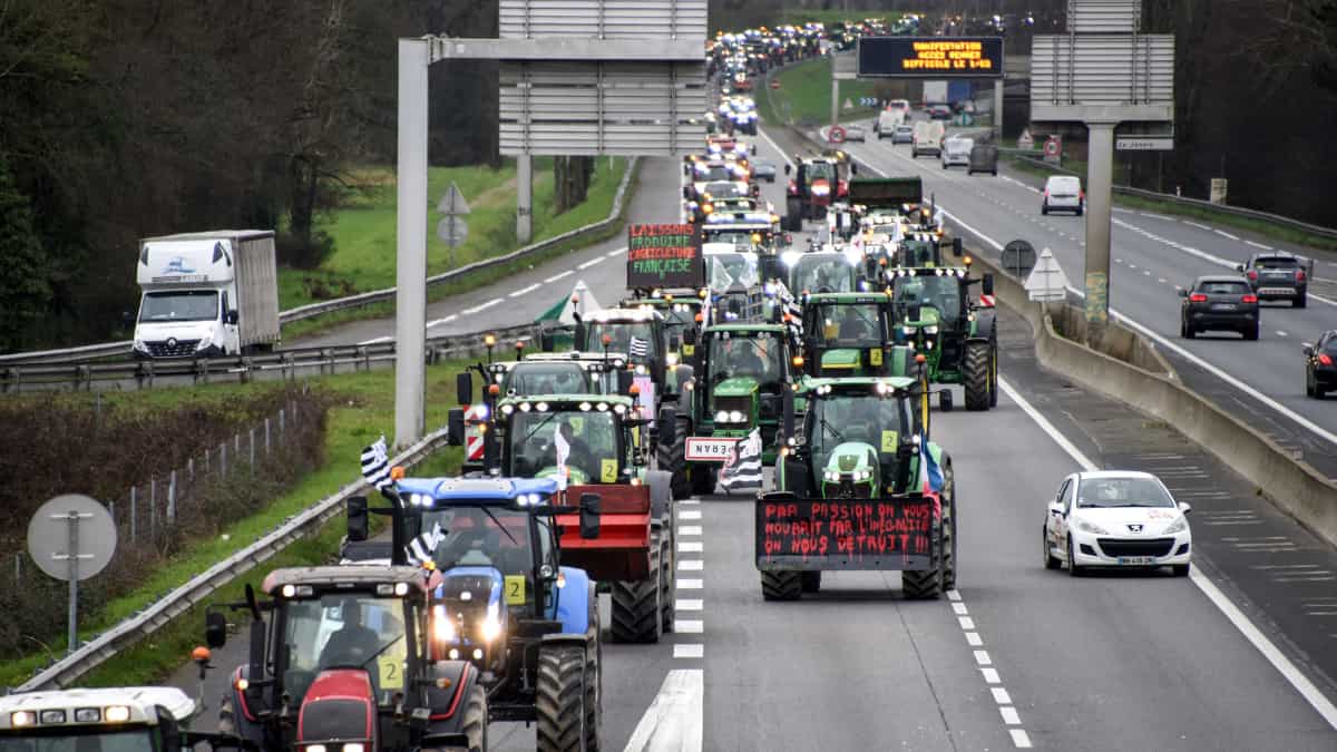France's top farmers' union calls for ending blockades