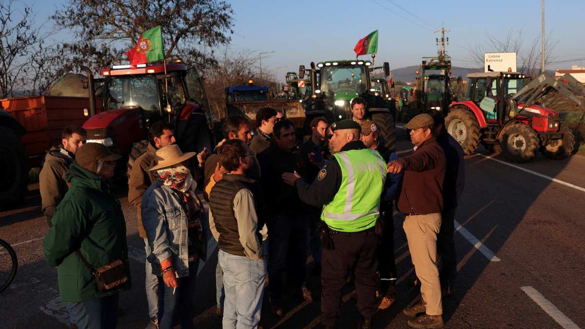 Tractor-driving Portuguese farmers block roads