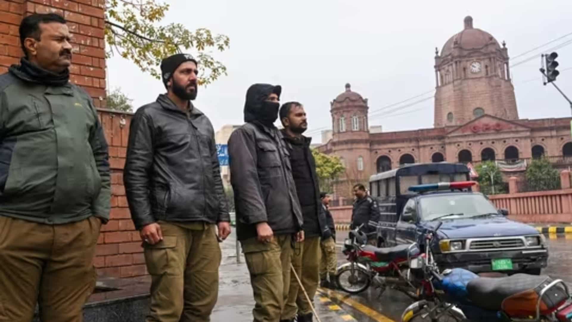 Pakistan: 10 cops killed after militants attack police station Pakistan: 10 cops killed after militants attack police station