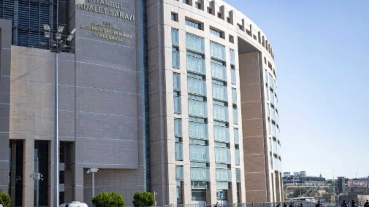 One killed, 5 injured in 'terror' attack outside Istanbul court; 2 terrorists shot dead One killed, 5 injured in 'terror' attack outside Istanbul court; 2 terrorists shot dead