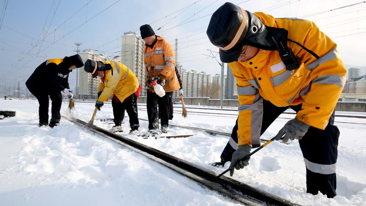 Snow, ice disrupt trips home for millions ahead of Chinese New Year Snow, ice disrupt trips home for millions ahead of Chinese New Year