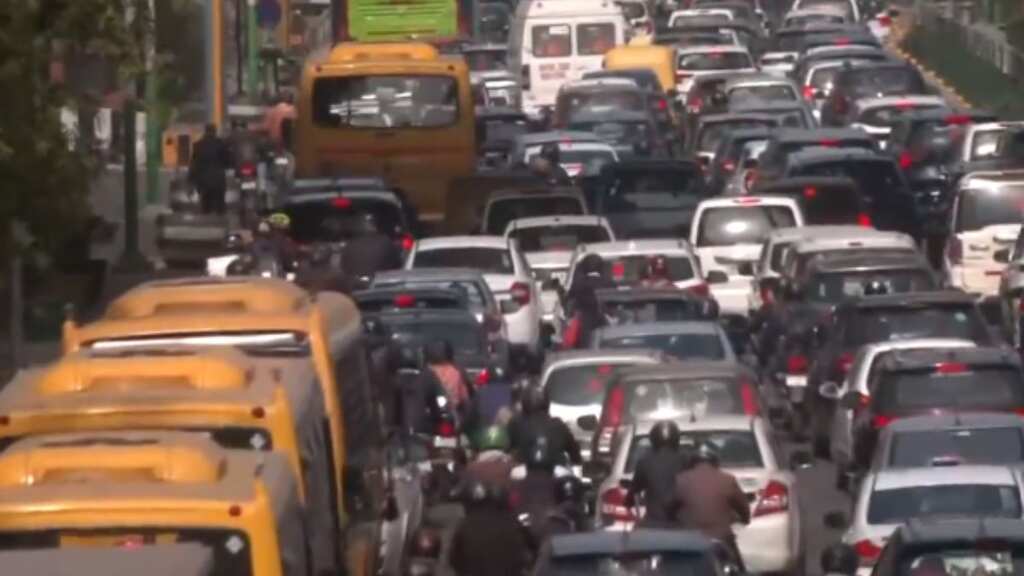 India: Delhi-Noida border witnesses massive traffic jams as farmers gather in protest