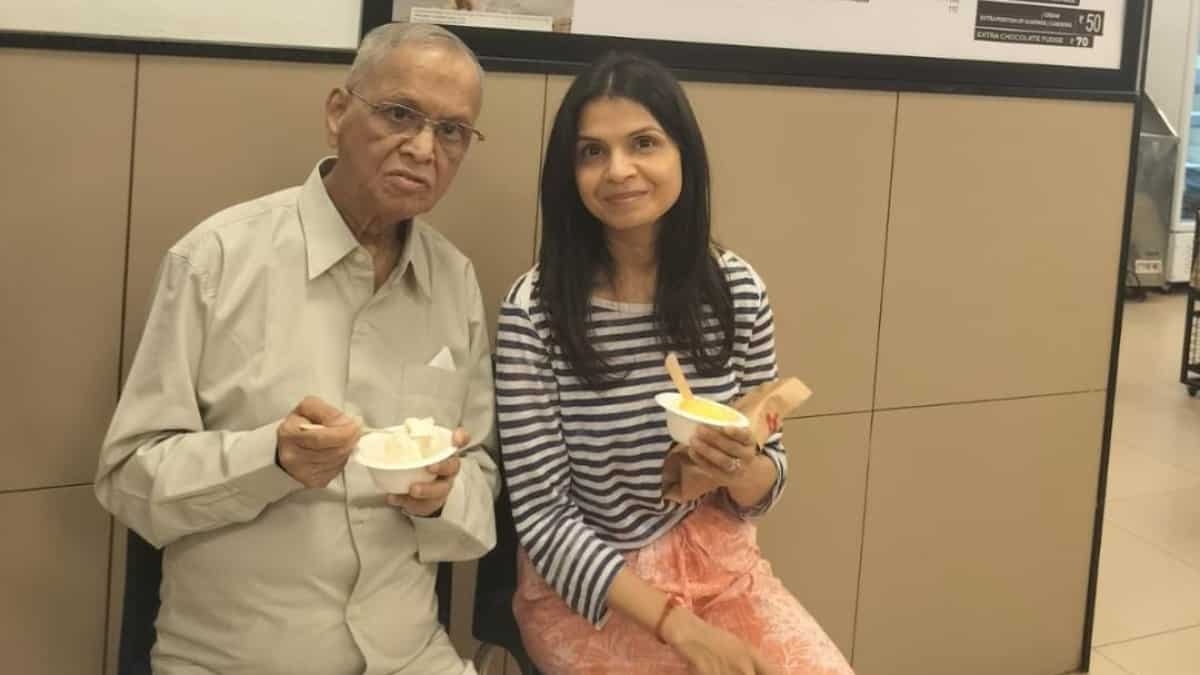 Internet can't keep calm over Akshata Murty's ice cream moment with father Narayana Murthy Internet can't keep calm over Akshata Murty's ice cream moment with father Narayana Murthy