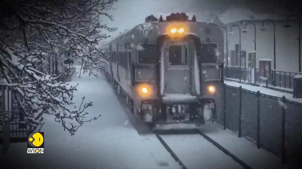Heavy snow disrupts transport in US Northeast, forces closure of schools