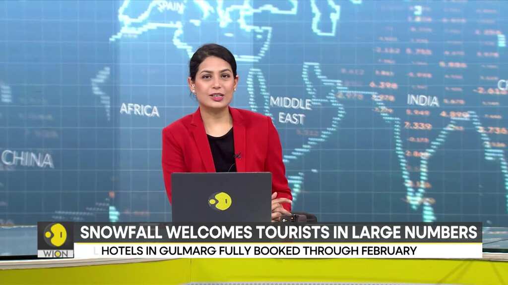 Kashmir: Snowfall welcomes tourists as Gulmarg witness a massive tourist influx