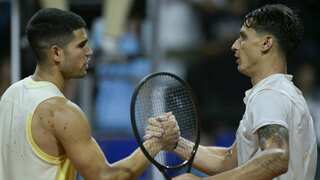 Defending champion Carlos Alcaraz beats former 'park pirate' to reach Buenos Aires quarters