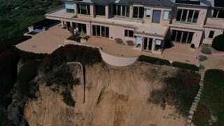 US: Pricey homes on California clifftop get closer to edge following landslide