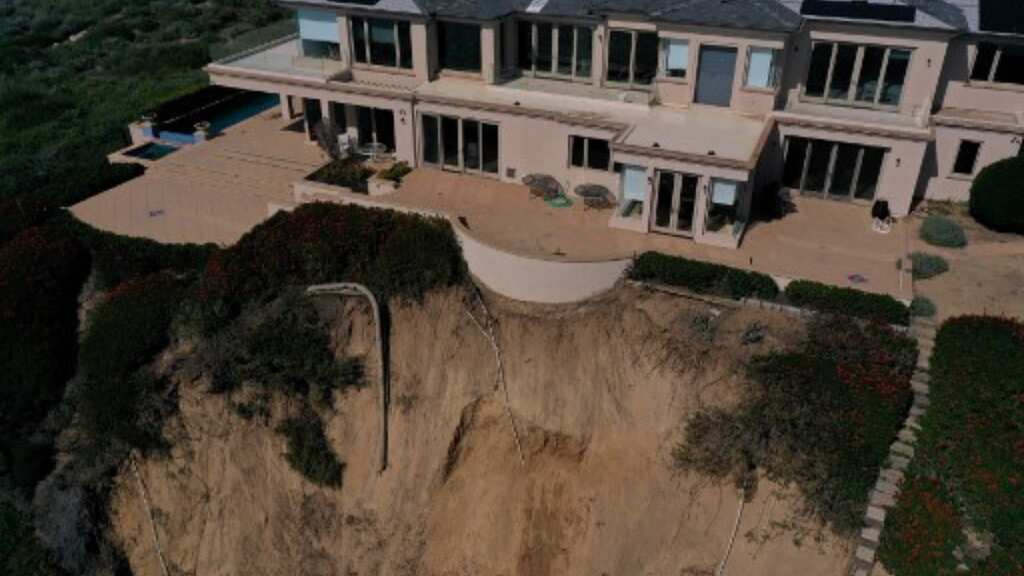 US: Pricey homes on California clifftop get closer to edge following landslide