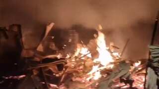 India: 15 shops, houses gutted in massive fire in Mumbai, people use buckets to put off blaze