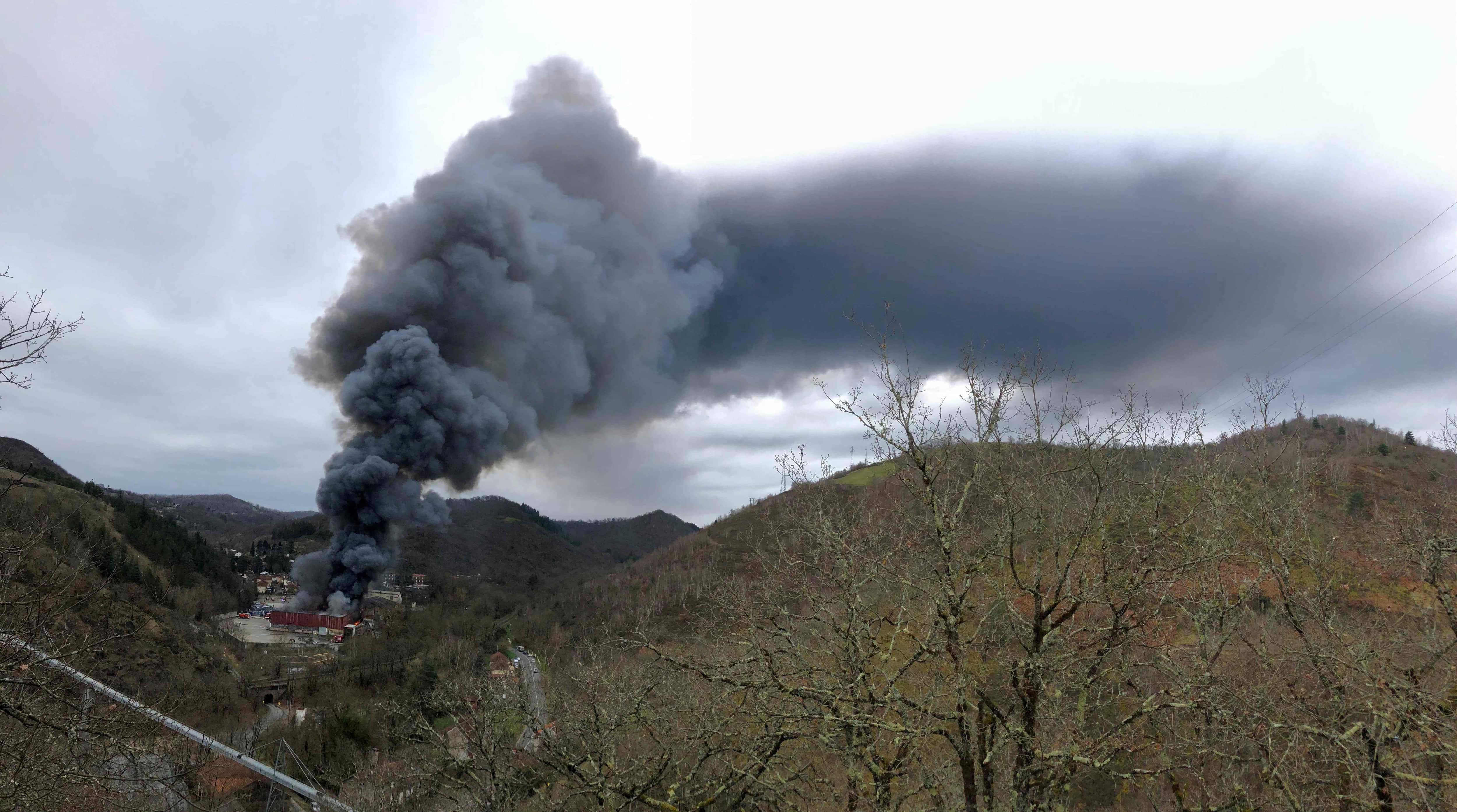 Major fire at French recycling plant engulfs 900 tonnes of lithium batteries Major fire at French recycling plant engulfs 900 tonnes of lithium batteries