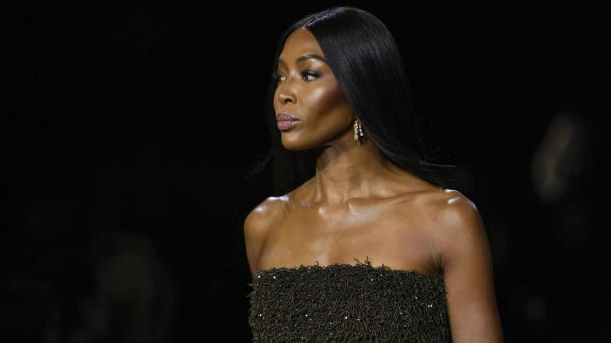 Naomi Campbell walks for star-studded Burberry show at London Fashion Week Naomi Campbell walks for star-studded Burberry show at London Fashion Week