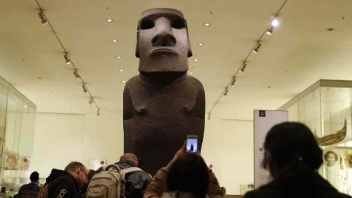 Chile's youngsters demand return of their country's 'stolen friends' from British museum Chile's youngsters demand return of their country's 'stolen friends' from British museum
