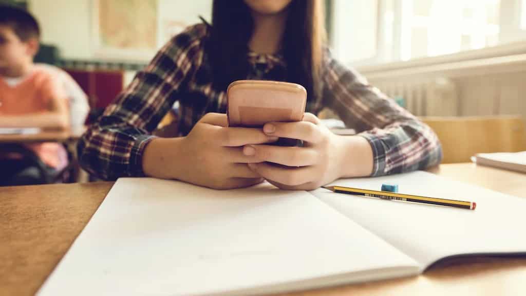 UK government bans use of mobile phones in schools across England