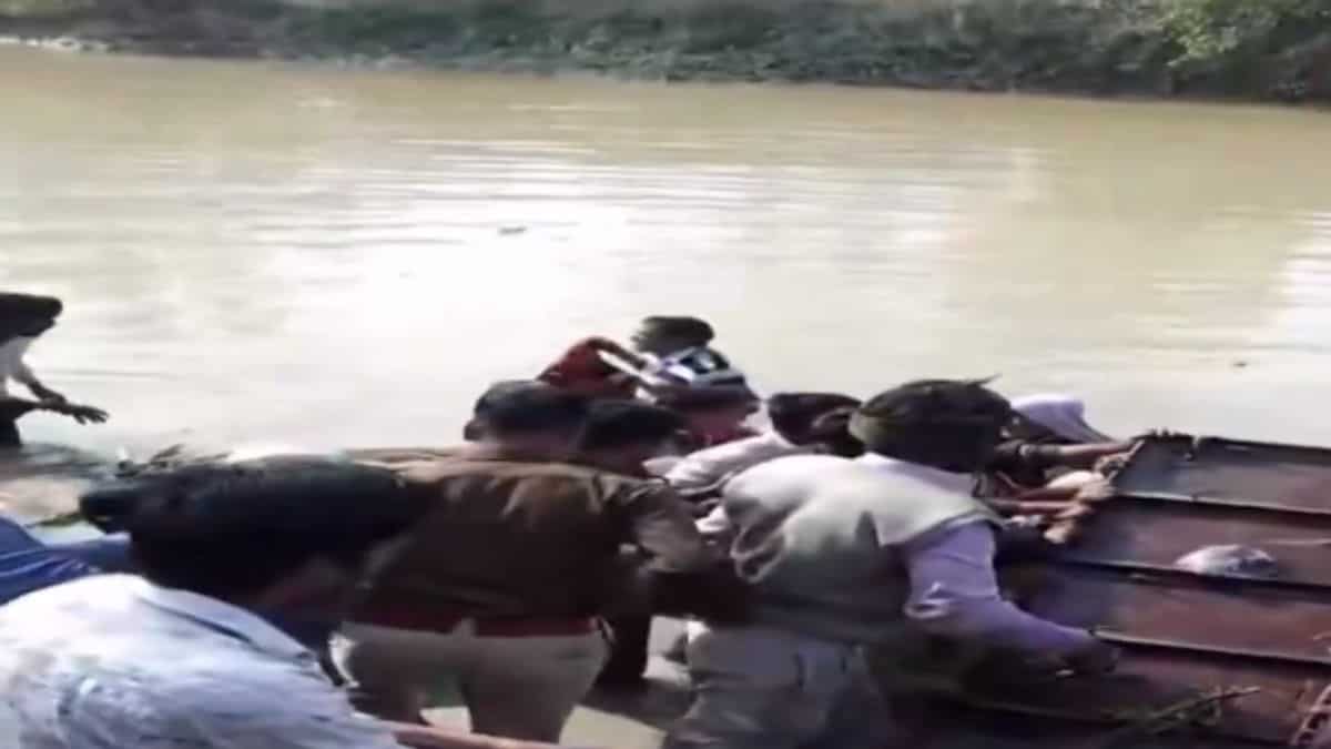 Tractor trolley mishap claims lives of 24 in India's Uttar Pradesh, CM Yogi announces compensation Tractor trolley mishap claims lives of 24 in India's Uttar Pradesh, CM Yogi announces compensation