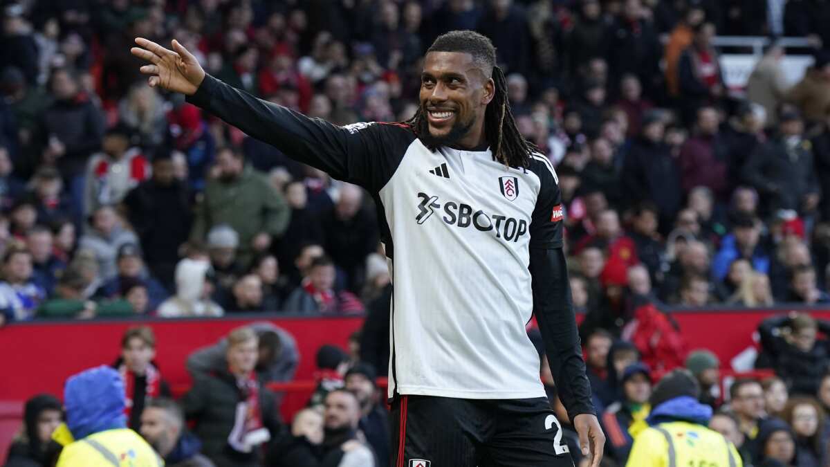 Premier League: Fulham dent Man Utd's winning run, Villa hit Forest for four Premier League: Fulham dent Man Utd's winning run, Villa hit Forest for four