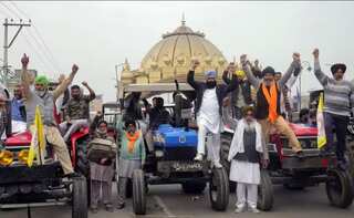 Indian farmers observe ‘Quit WTO Day’, park tractors on roads causing traffic chaos