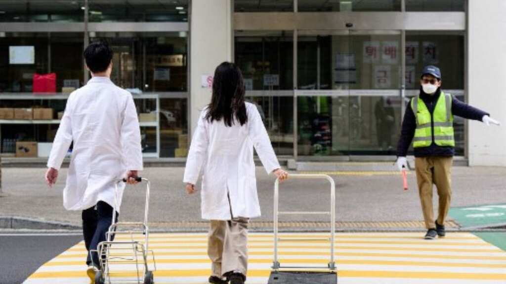 What's happening in S. Korean hospitals as doctors strike?