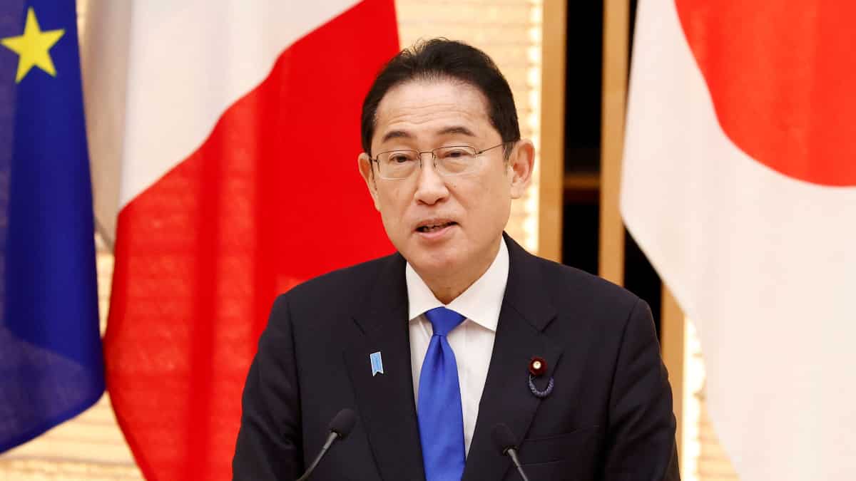 Japan PM scraps overseas trip after 'megaquake' advisory