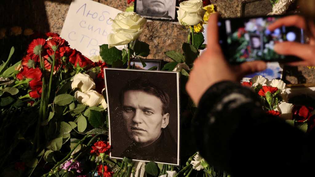 Alexei Navalny's funeral: Family struggles to find hearse to drive body to church