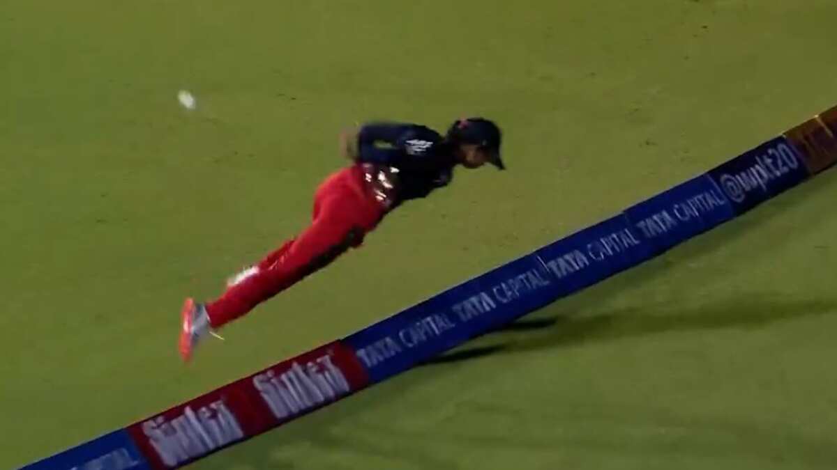 WPL 2024: WATCH | RCB's Shreyanka Patil puts in 'SUPERGIRL' stretch effort to stop a six vs Mumbai Indians
