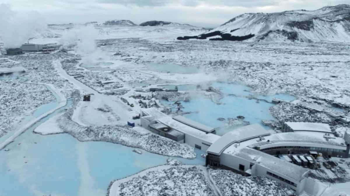 Iceland: 'Imminent' volcanic eruption forces authorities to evacuate Blue Lagoon