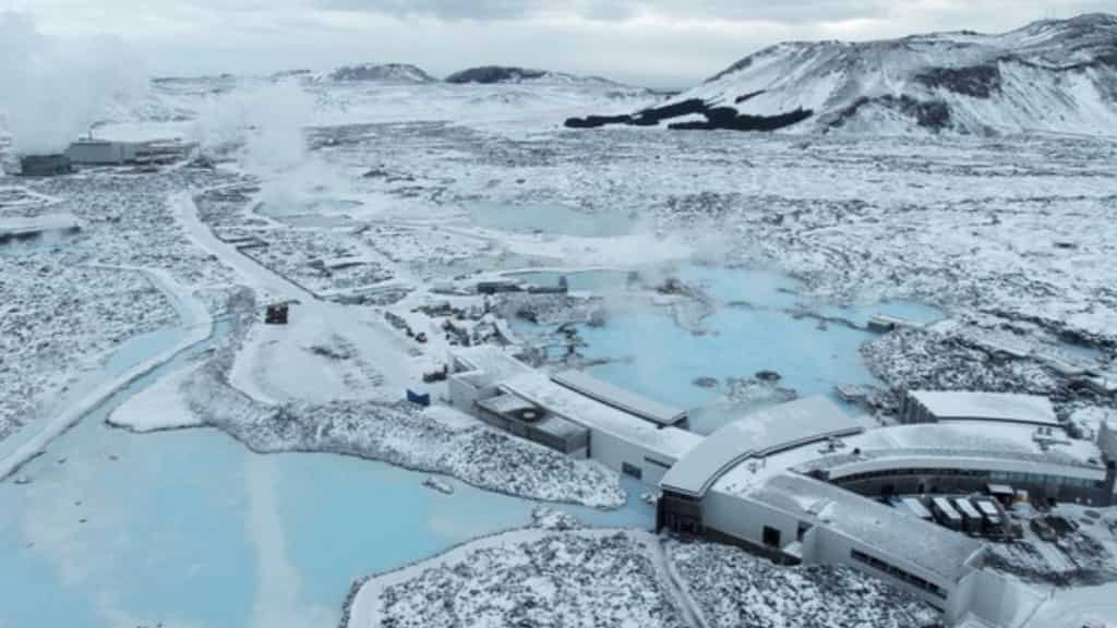 Iceland: 'Imminent' volcanic eruption forces authorities to evacuate Blue Lagoon