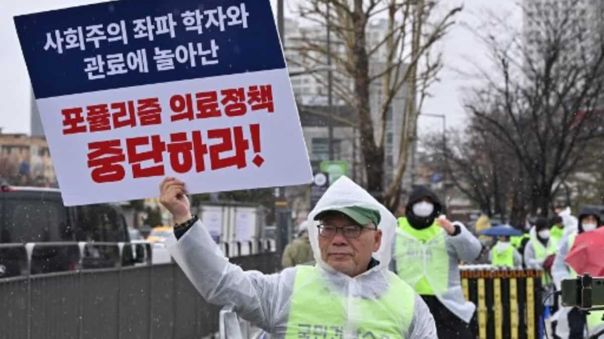 South Korea threatens legal action against doctors protesting medical reforms South Korea threatens legal action against doctors protesting medical reforms