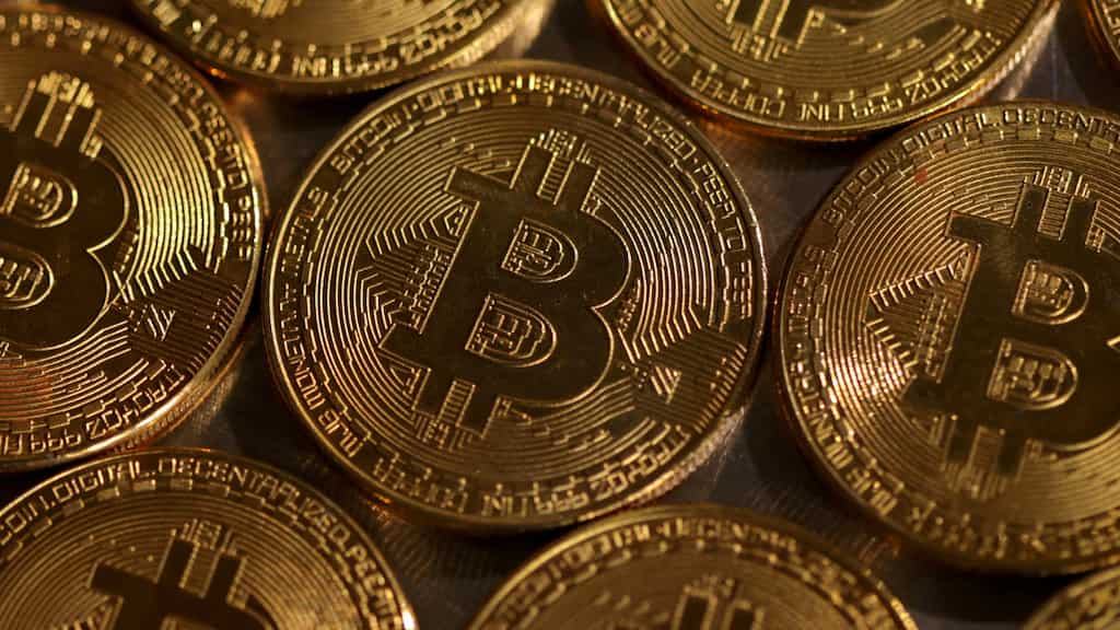 Bitcoin falls to 1-month low as jobs data sparks market volatility