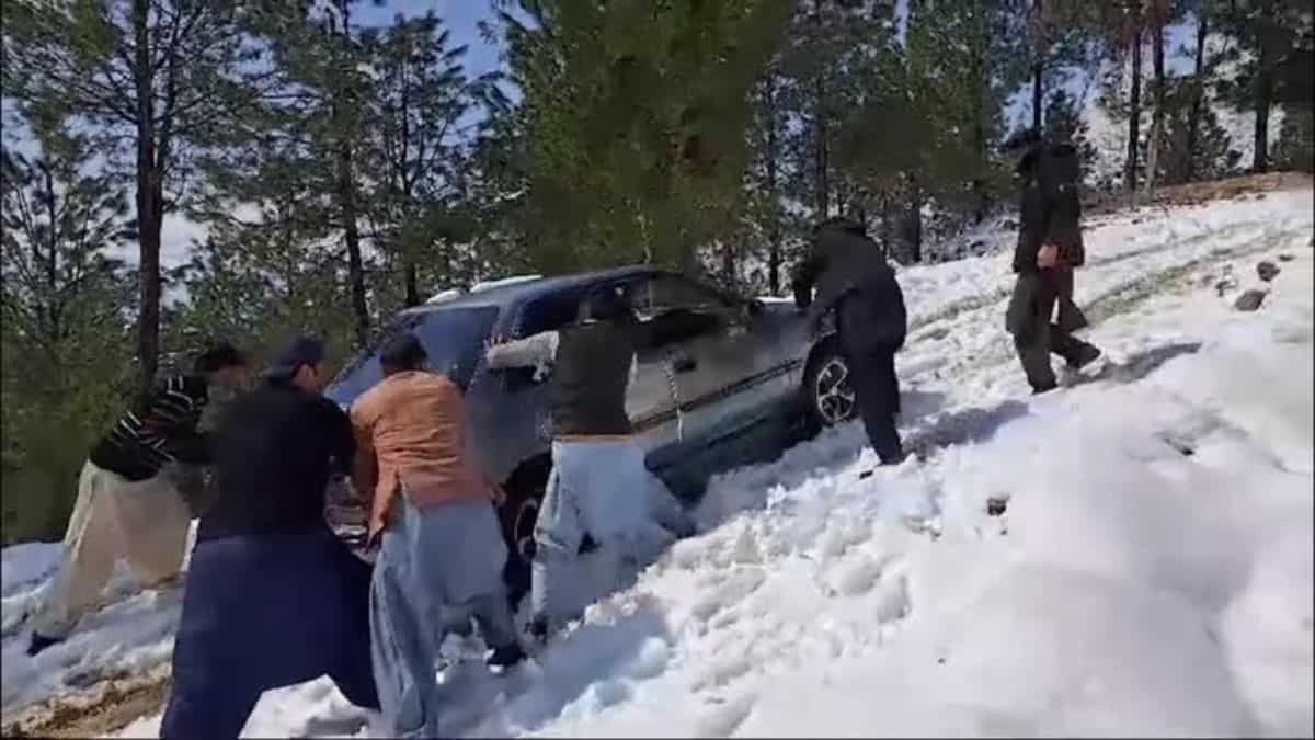 Unusually heavy snow, rain kill dozens in northwest Pakistan Unusually heavy snow, rain kill dozens in northwest Pakistan