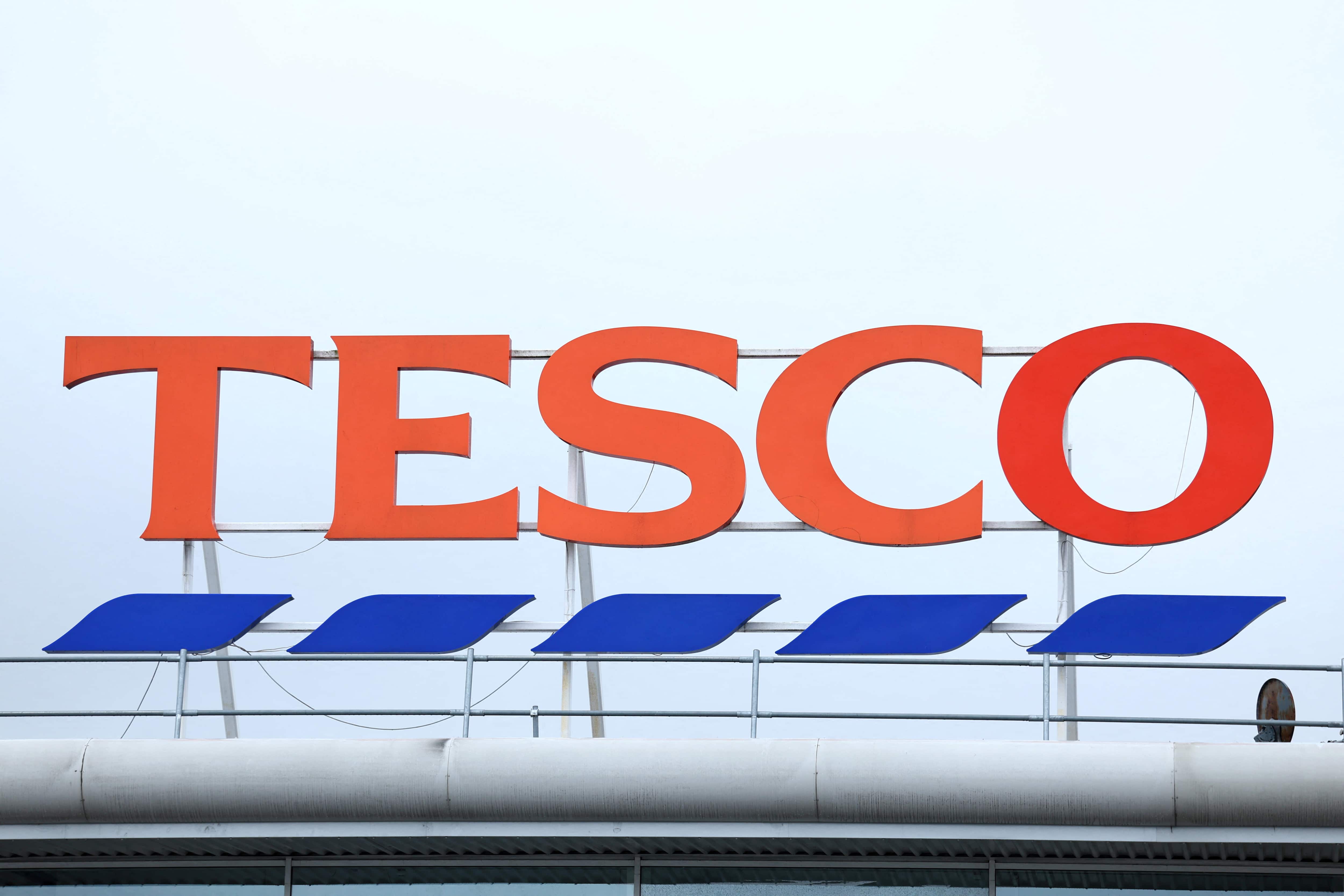 Tesco leads wage hike trend in British retail sector