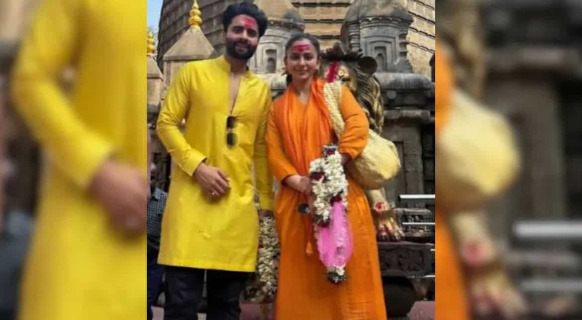 Newlyweds Rakul Preet Singh, Jackky Bhagnani spotted seeking blessings at Kamakhya Temple Newlyweds Rakul Preet Singh, Jackky Bhagnani spotted seeking blessings at Kamakhya Temple