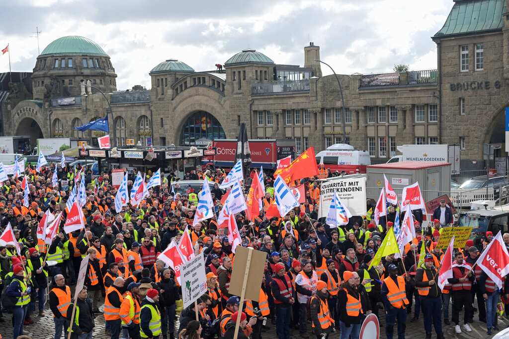 Strikes paralyse Germany's transport sector: Railways and airports in chaos