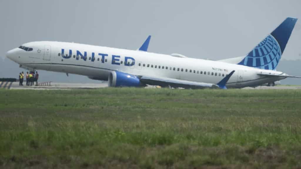 Passengers evacuated from United Airlines aircraft after it rolls off runway in Houston