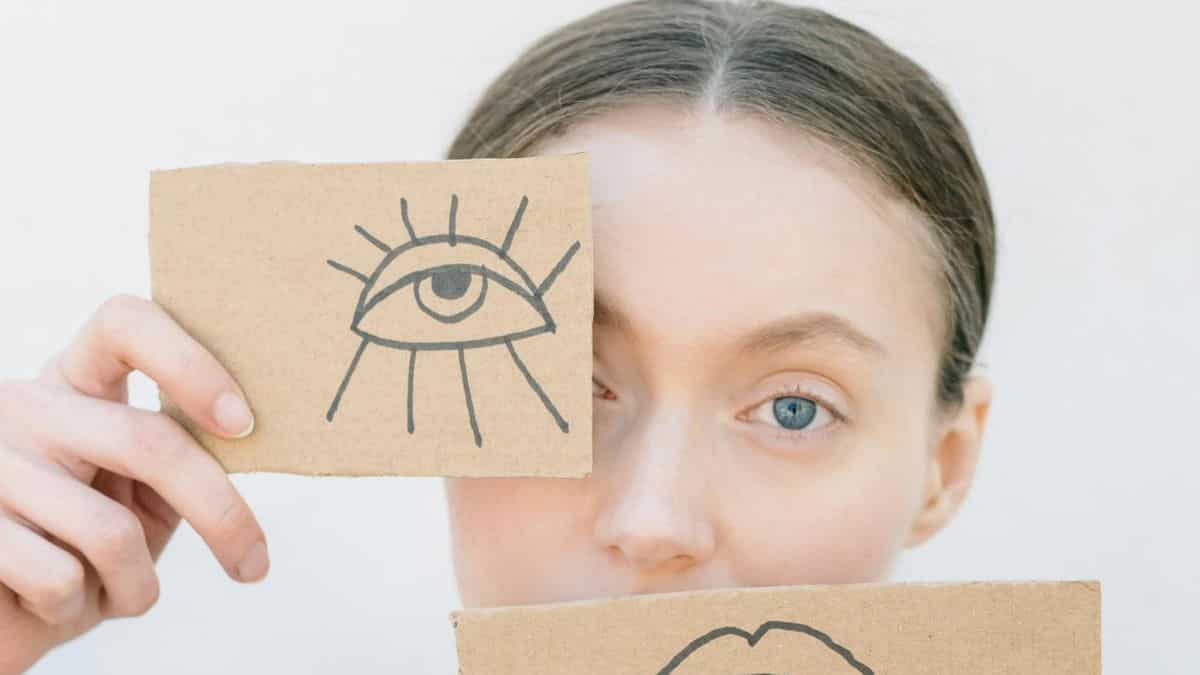 How smoking and drinking alcohol regularly impact eye health How smoking and drinking alcohol regularly impact eye health