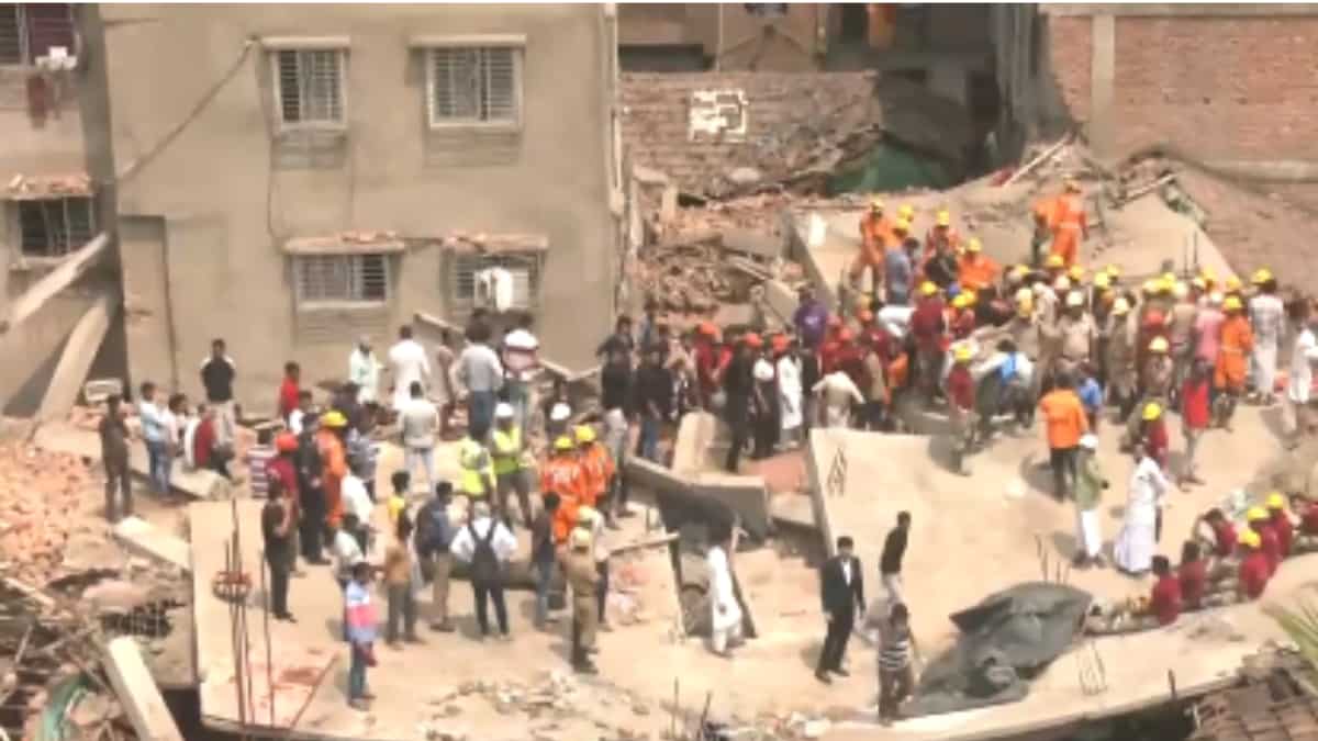Kolkata building collapse: Death toll rises to 10, rescue operation underway Kolkata building collapse: Death toll rises to 10, rescue operation underway