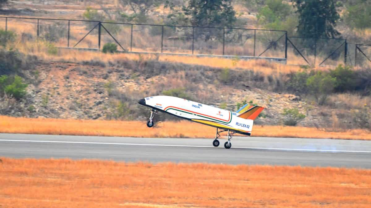 ISRO's swadeshi space shuttle Pushpak gracefully survives 15,000 feet drop | Watch