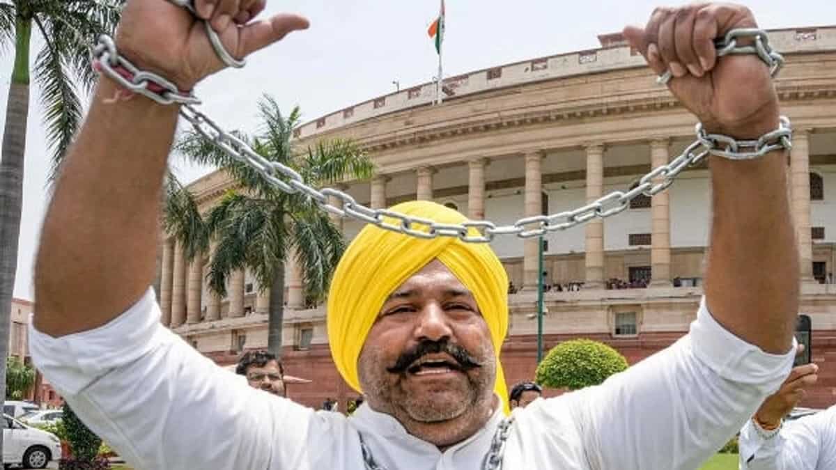 Lone AAP Lok Sabha MP Sushil Rinku who once appeared in chains to protest against BJP, joins the party Lone AAP Lok Sabha MP Sushil Rinku who once appeared in chains to protest against BJP, joins the party