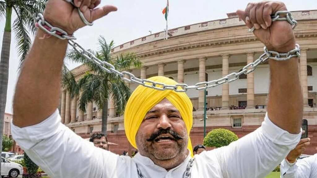 Lone AAP Lok Sabha MP Sushil Rinku who once appeared in chains to protest against BJP, joins the party