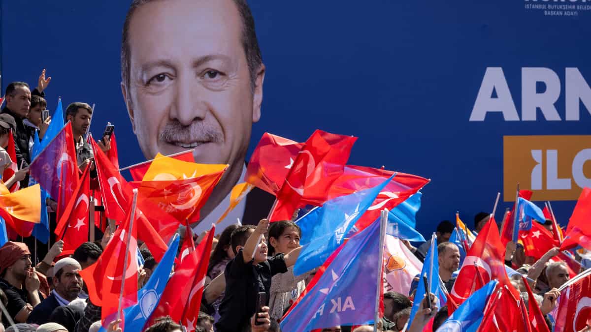 Voting ends in Turkey's high-stakes municipal elections, Erdogan's rival leads