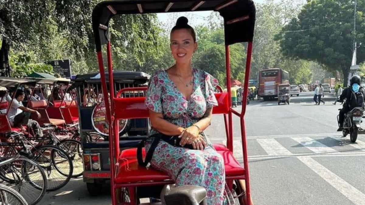 Is Scarlett Johansson in Delhi? Image of the actress sitting on a rickshaw goes viral Is Scarlett Johansson in Delhi? Image of the actress sitting on a rickshaw goes viral