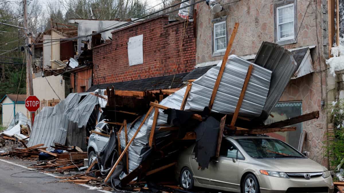 Tornadoes and severe thunderstorms wreak havoc from US South to Ohio Tornadoes and severe thunderstorms wreak havoc from US South to Ohio