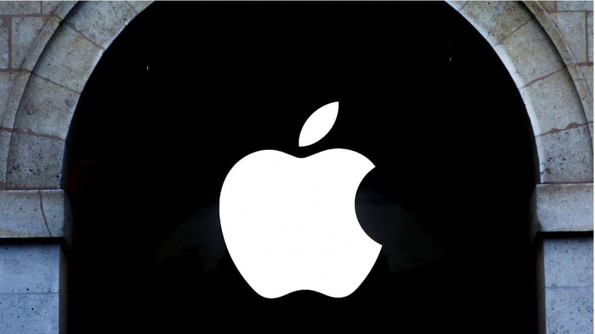 Apple anticipates major sales decline amidst investor concerns over AI integration in iPhones