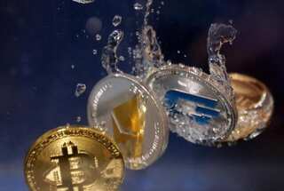 Does Saylor vs Buffett ratio indicate a crypto & AI bubble?