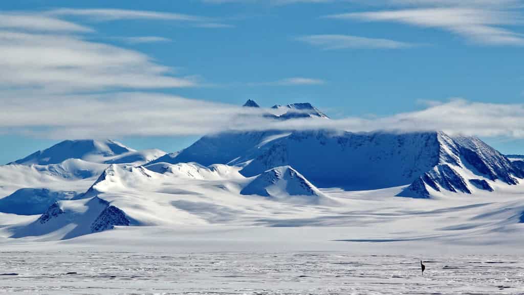 Hidden Antarctic mountain range revealed by pink sands in South Australia