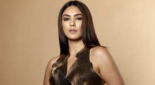 Mrunal Thakur wins Best Actress at Oniros Film Awards, New York for Hi Nanna
